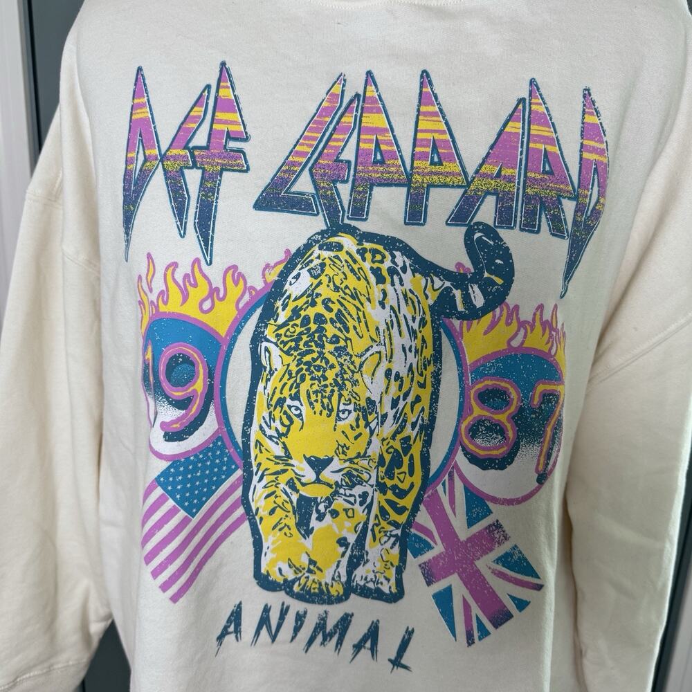 Def Leppard Sweatshirt XL Animal Leopard Graphic Rock Band Pullover - Picture 2 of 9